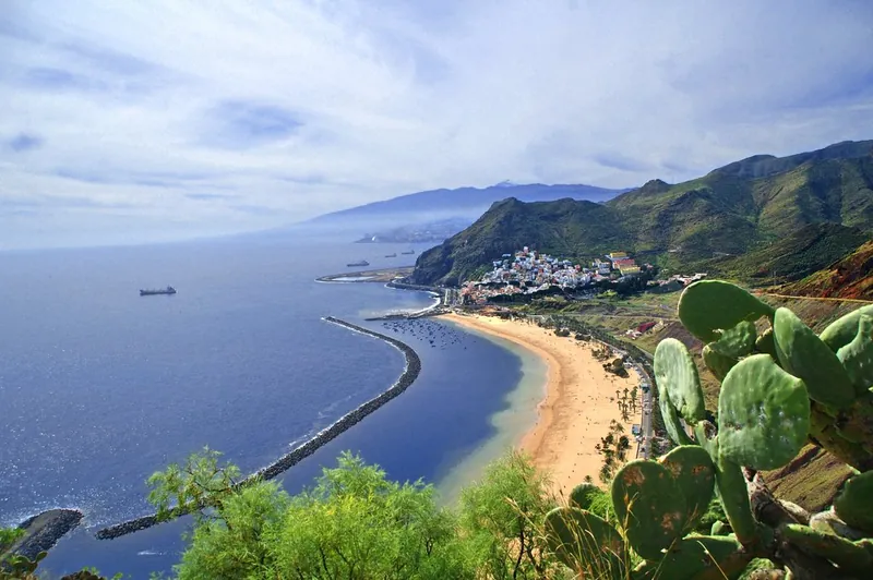 Playa de Las Teresitas from above, with the breakwater, San Andrés and the Anaga mountains